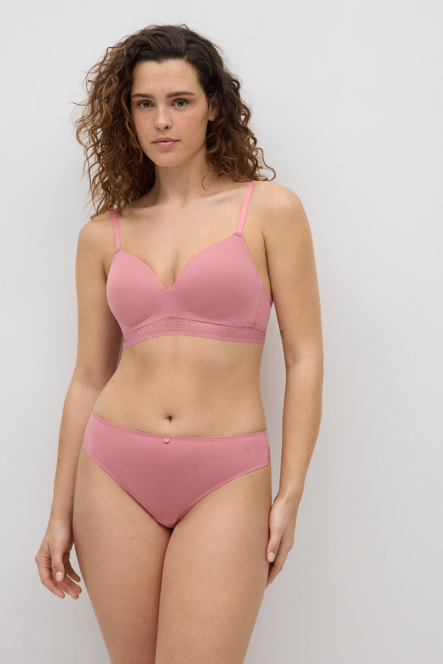 Cueca brasileira com detalhe de renda