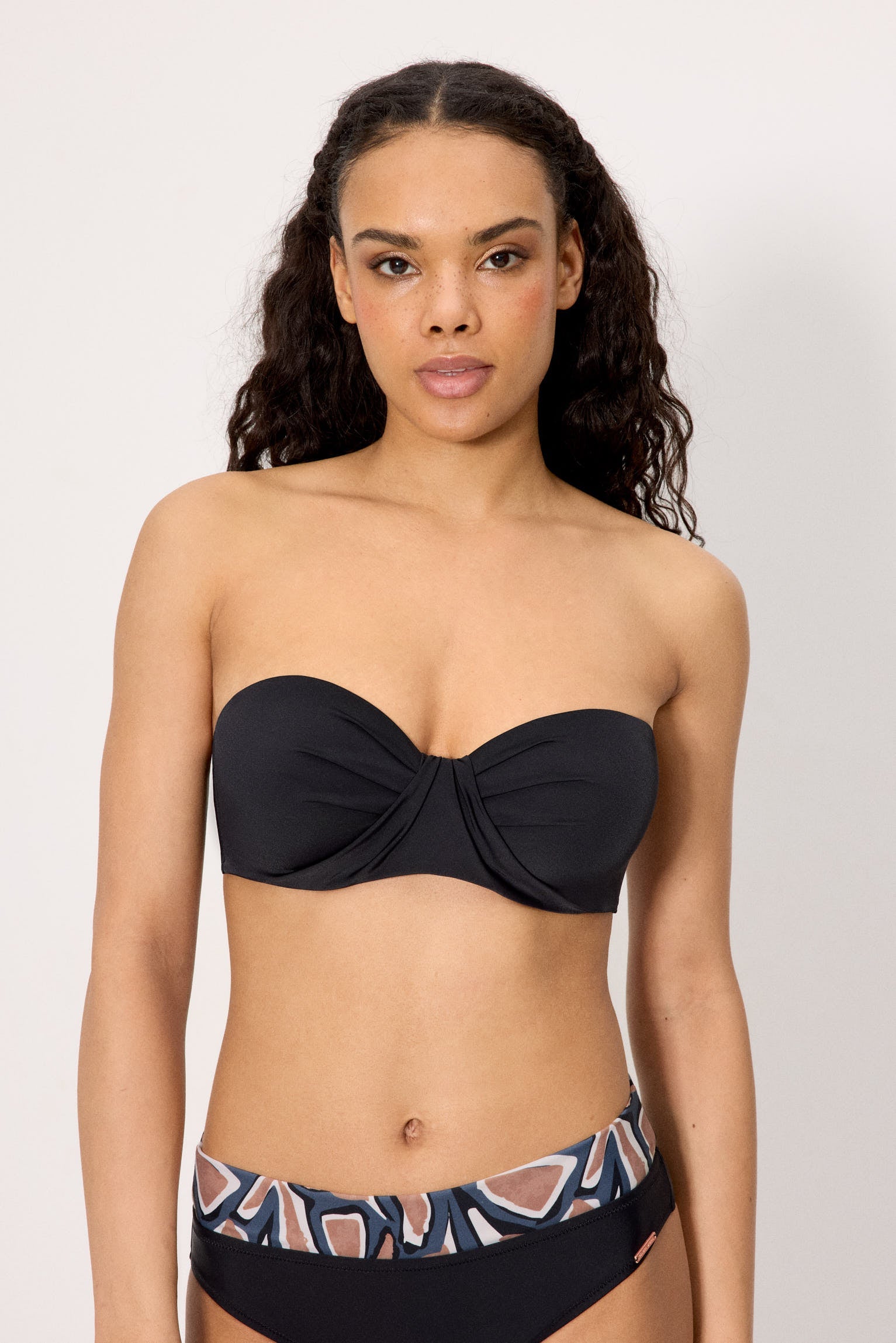 Top de Biquíni Bandeau Preto com Aro – Copa D