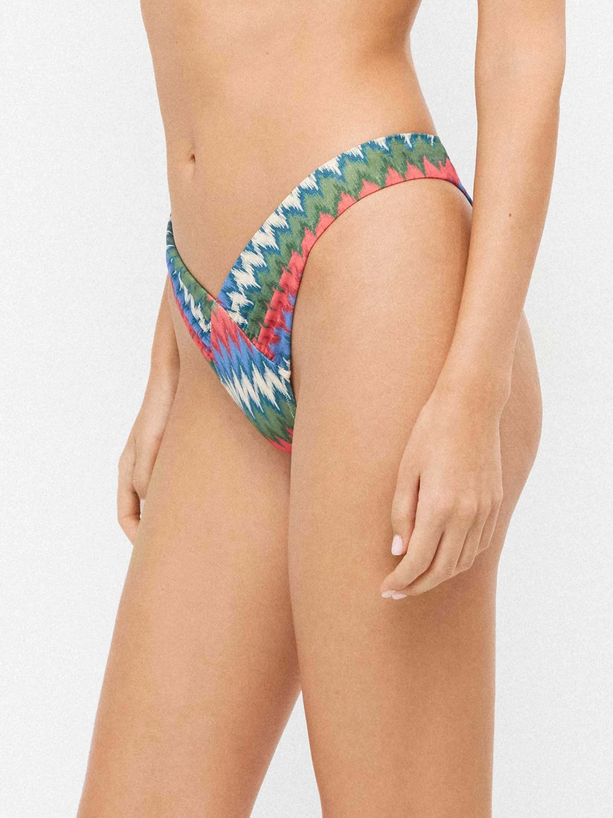 Braga bikini brasileña corte en V estampada con detalle brillo