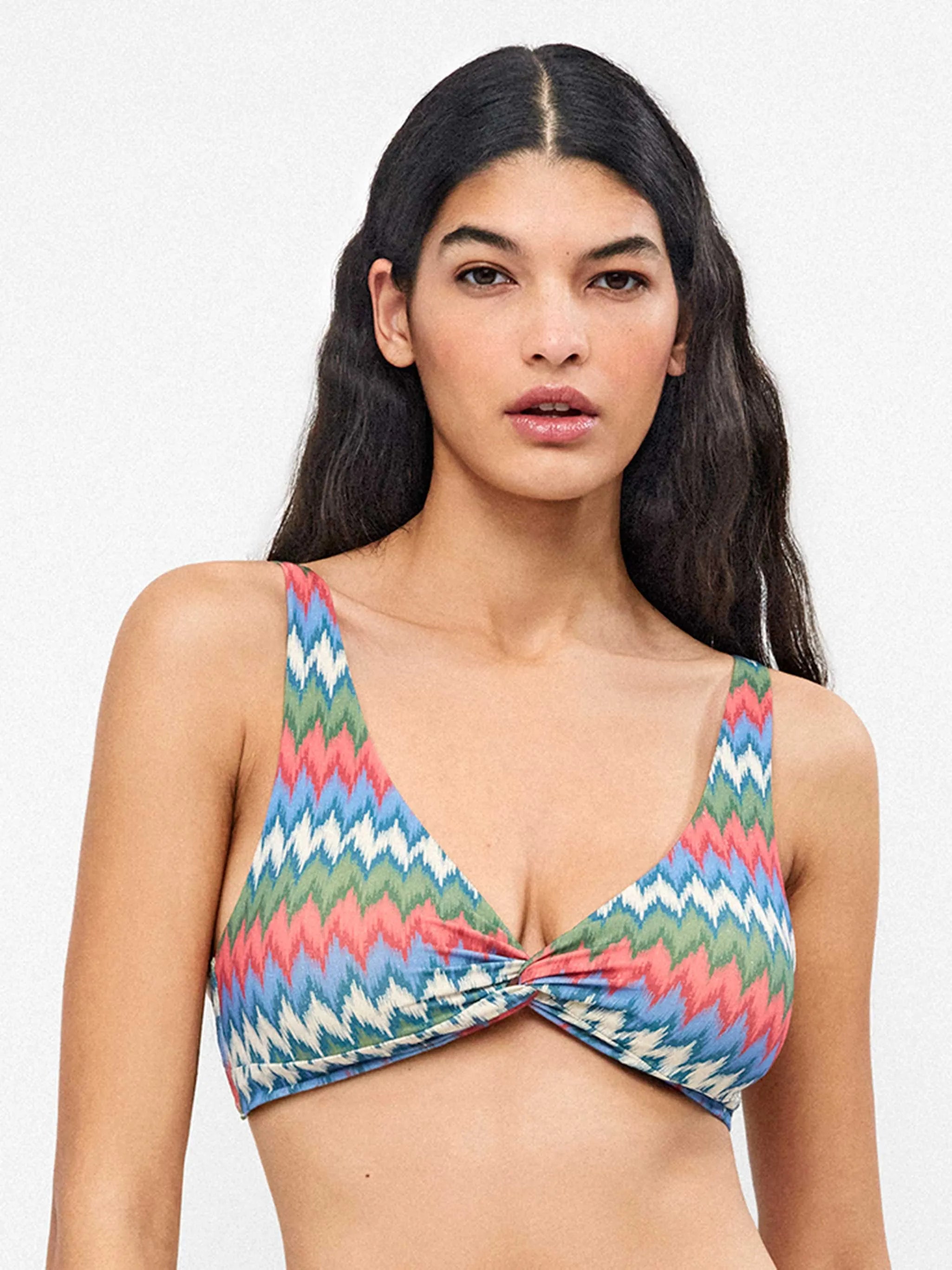 Top bikini sin aro, con foam extraíble, estampado y cruce pecho