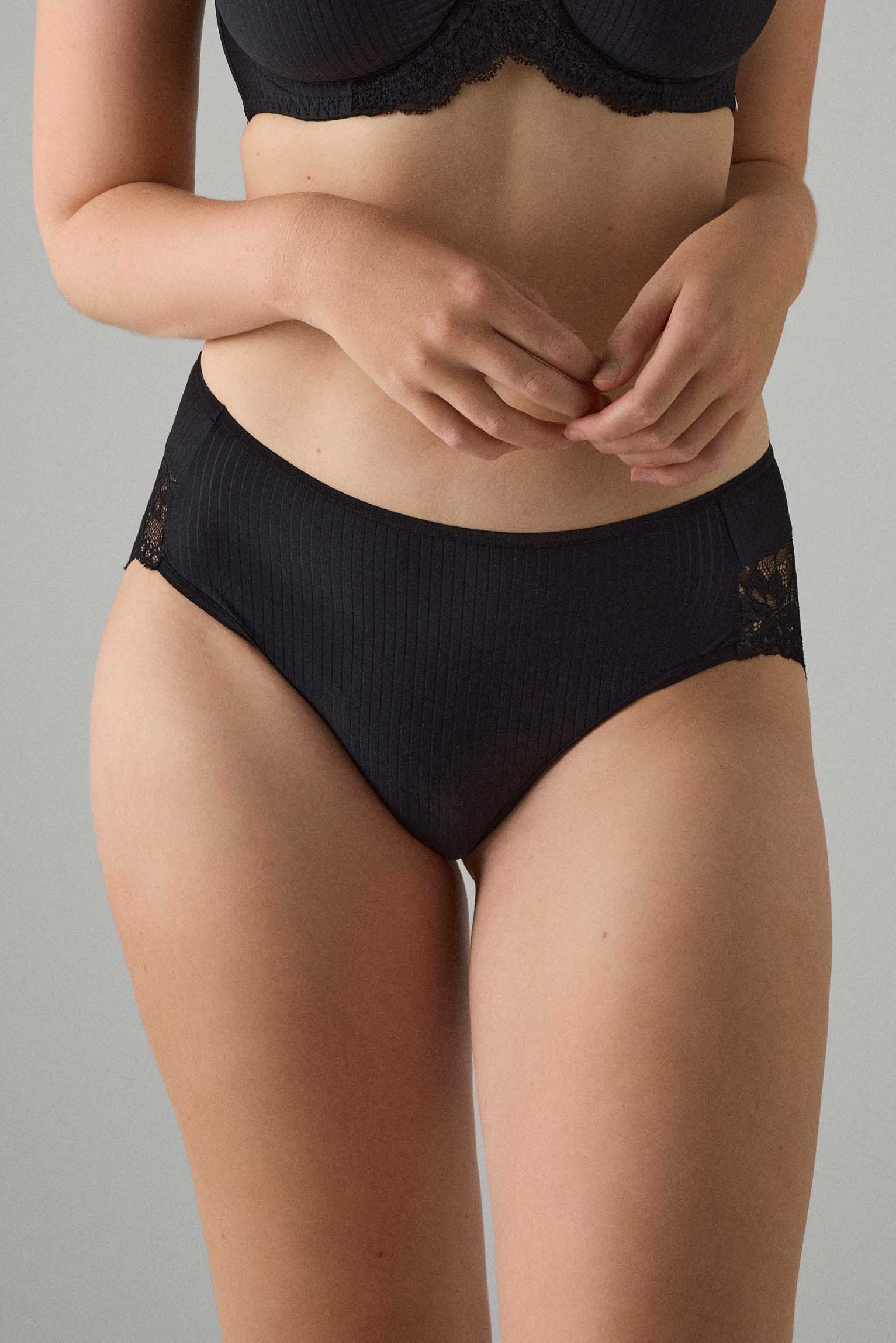 Cueca midi com renda clássica floral