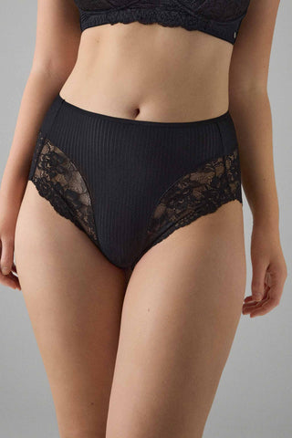 Cueca alta de renda clássica floral