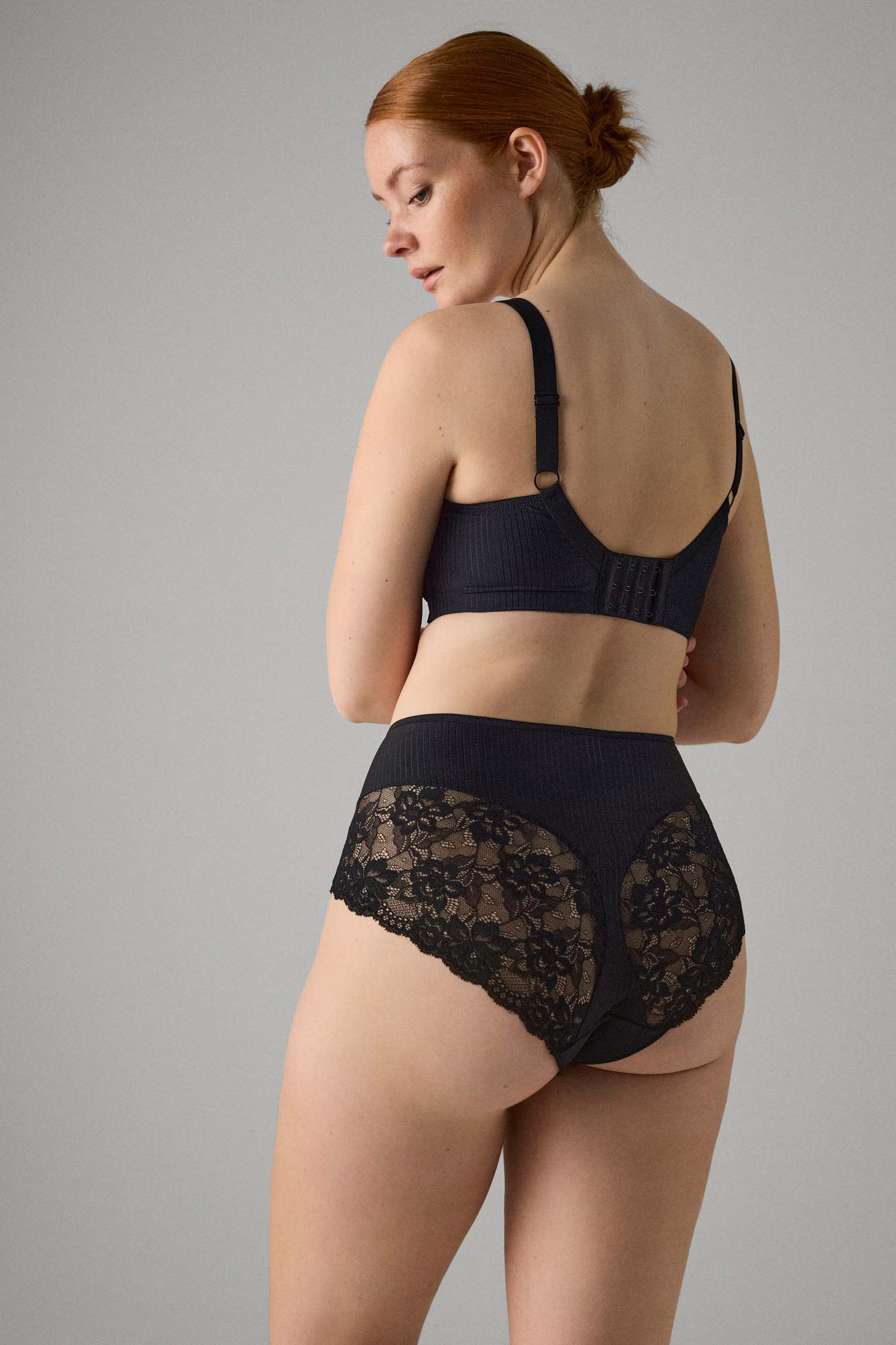 Cueca alta de renda clássica floral