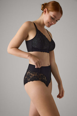 Cueca alta de renda clássica floral