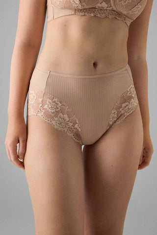 Cueca alta de renda clássica floral