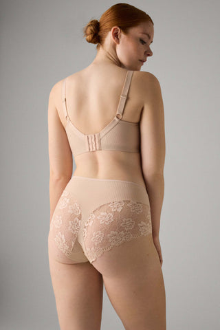 Cueca alta de renda clássica floral