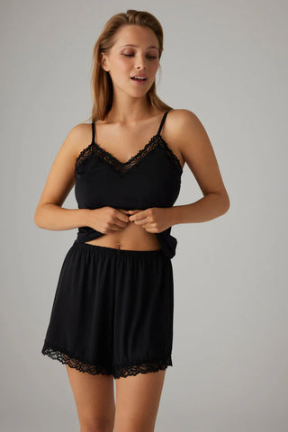 Conjunto Camisola de Alças e Calções com Renda