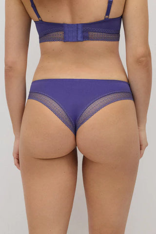 Cueca brasileira com detalhe de renda