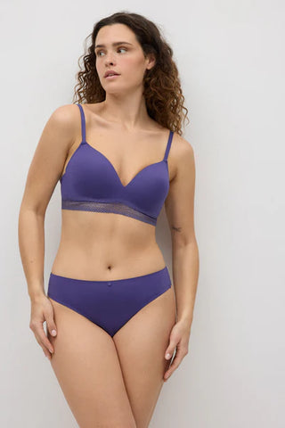 Cueca brasileira com detalhe de renda