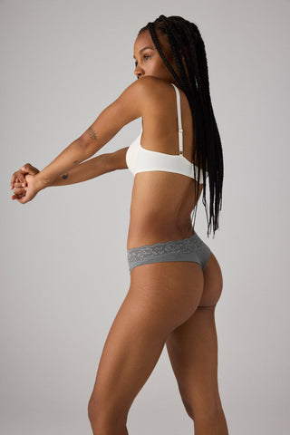 Tanga de algodão natural com detalhe de renda floral