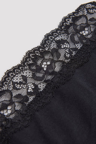 Tanga de algodão natural com detalhe de renda floral