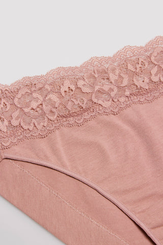 Cueca mini de algodão natural com detalhe de renda
