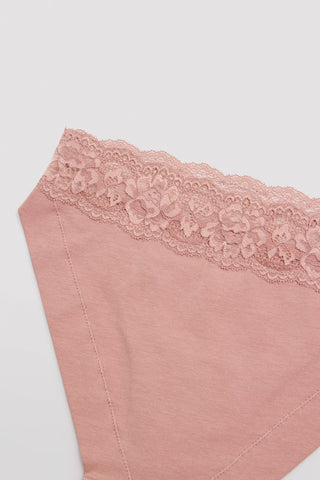 Cueca mini de algodão natural com detalhe de renda
