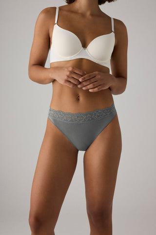 Cueca mini de algodão natural com detalhe de renda