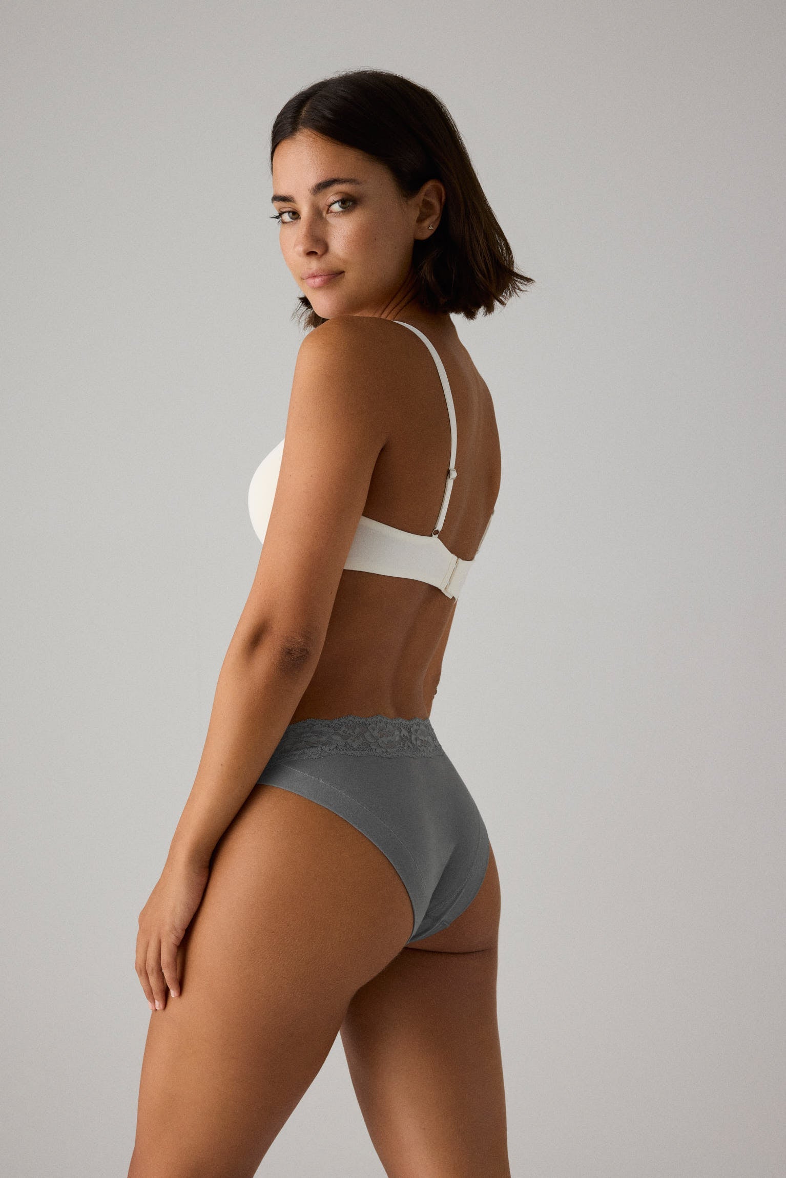 Cueca mini de algodão natural com detalhe de renda