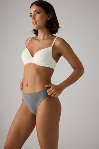 Cueca mini de algodão natural com detalhe de renda