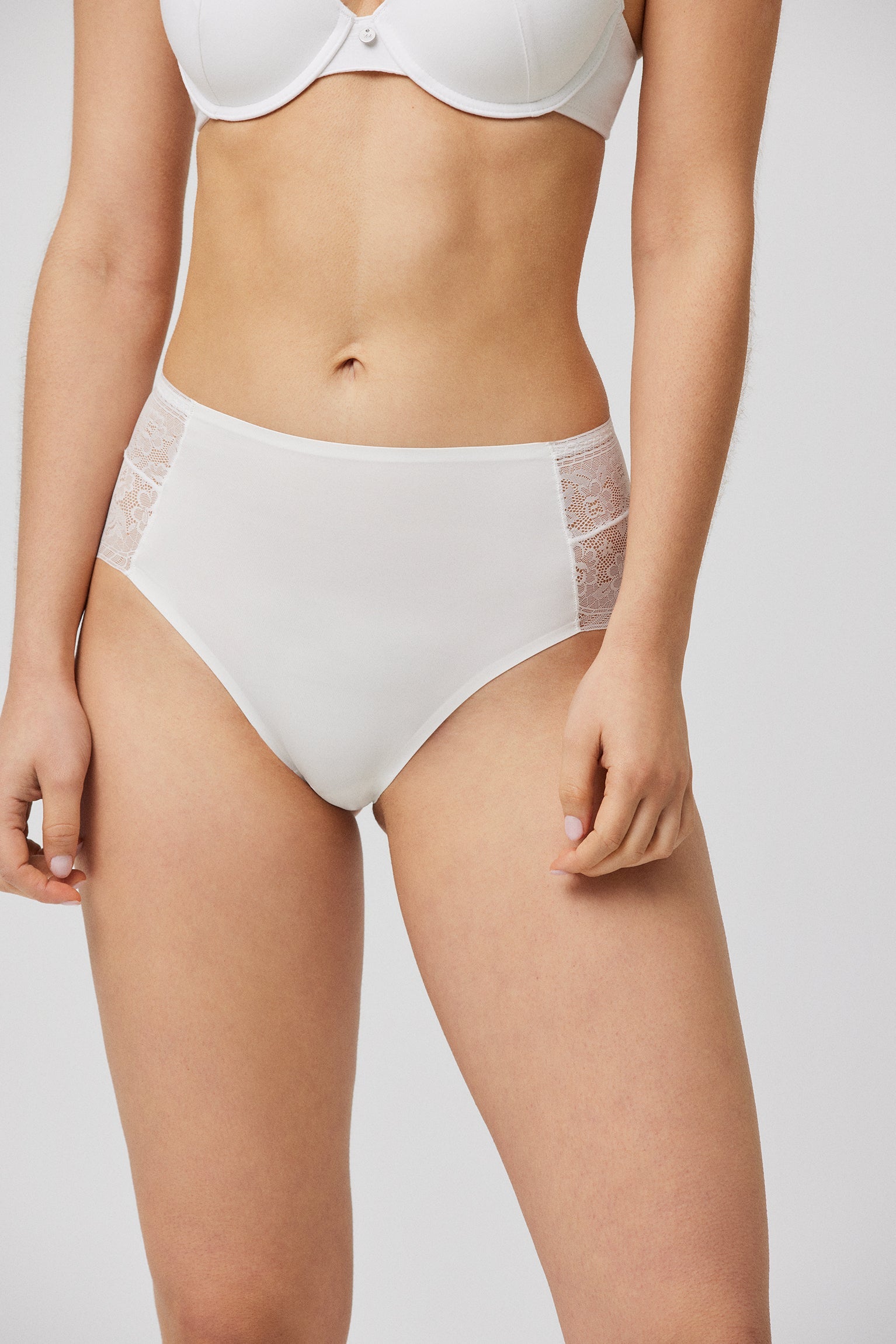Cueca maxi invisível com renda