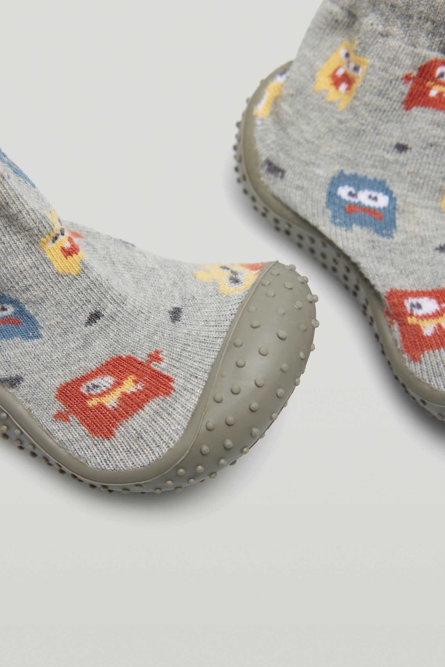 Meias pantufas para os primeiros passos do bebé
