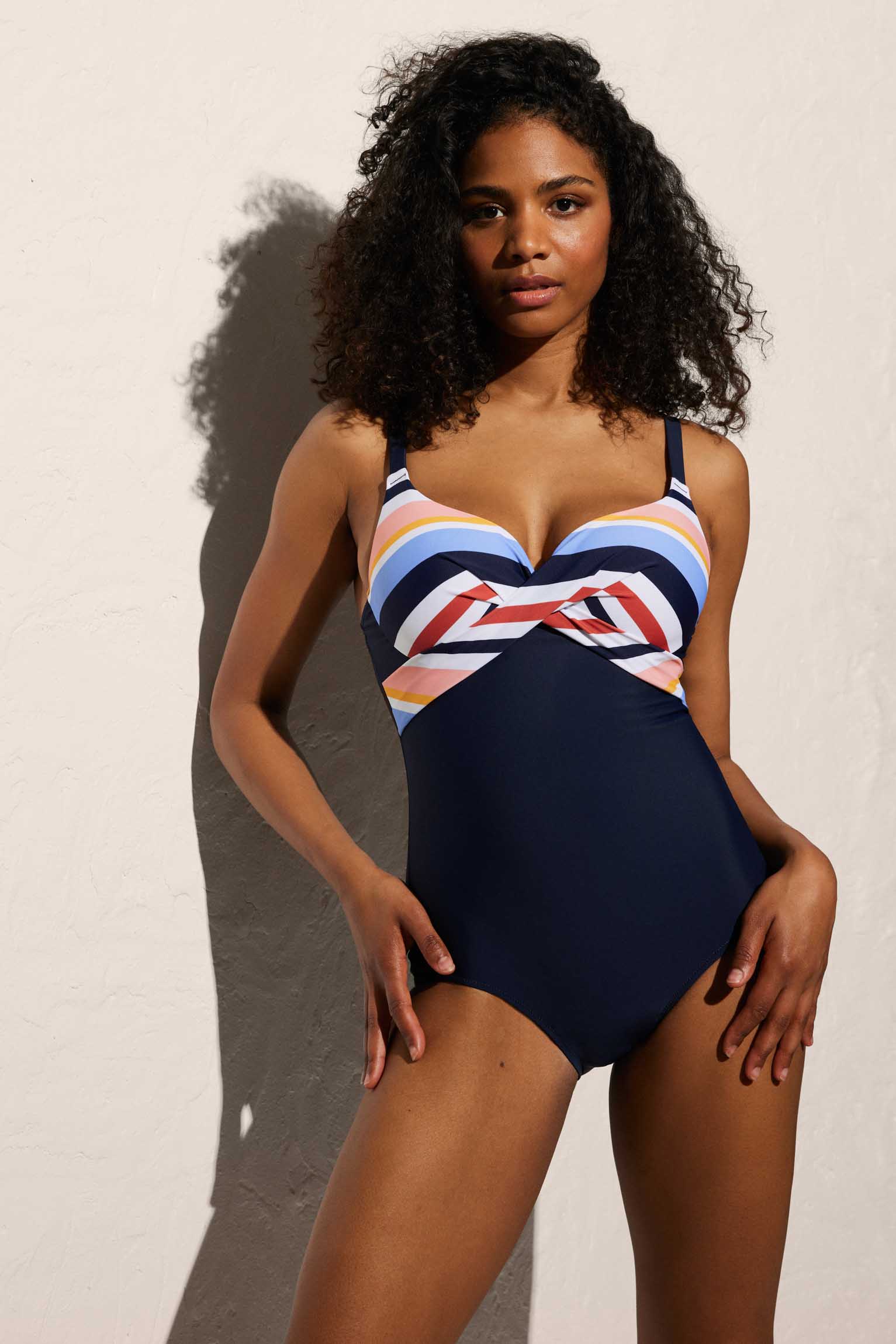 Fato de banho redutor com desenho de linhas