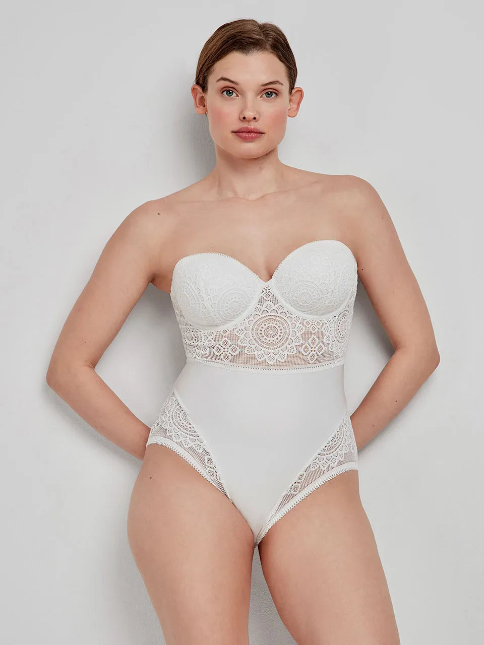 Body de renda tipo crochet em copas B e C