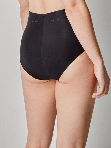 Cueca alta com reforço à frente