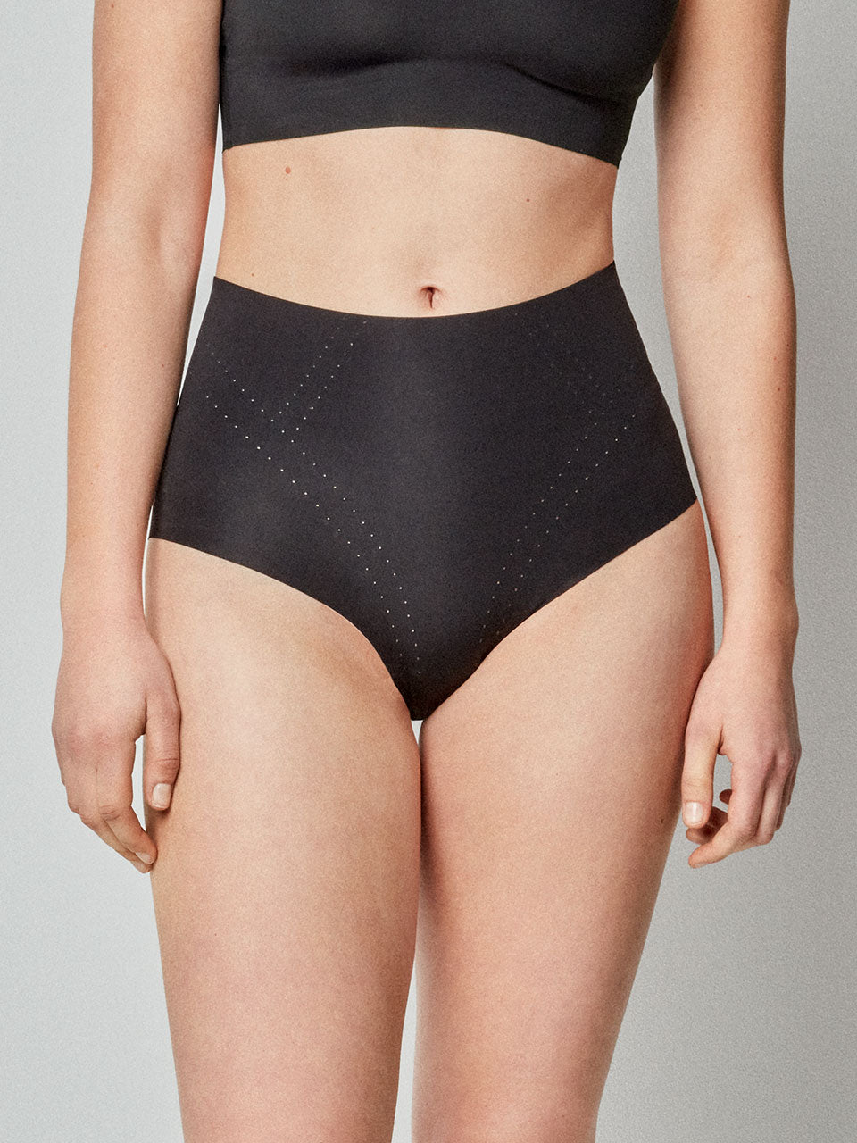 Cueca alta com reforço à frente