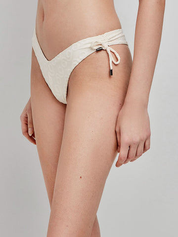 Cueca de biquíni brasileira com corte em V