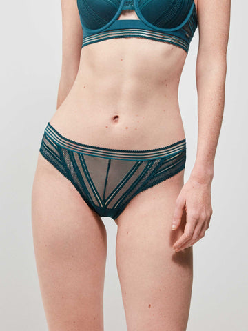 Cueca de renda semitransparente