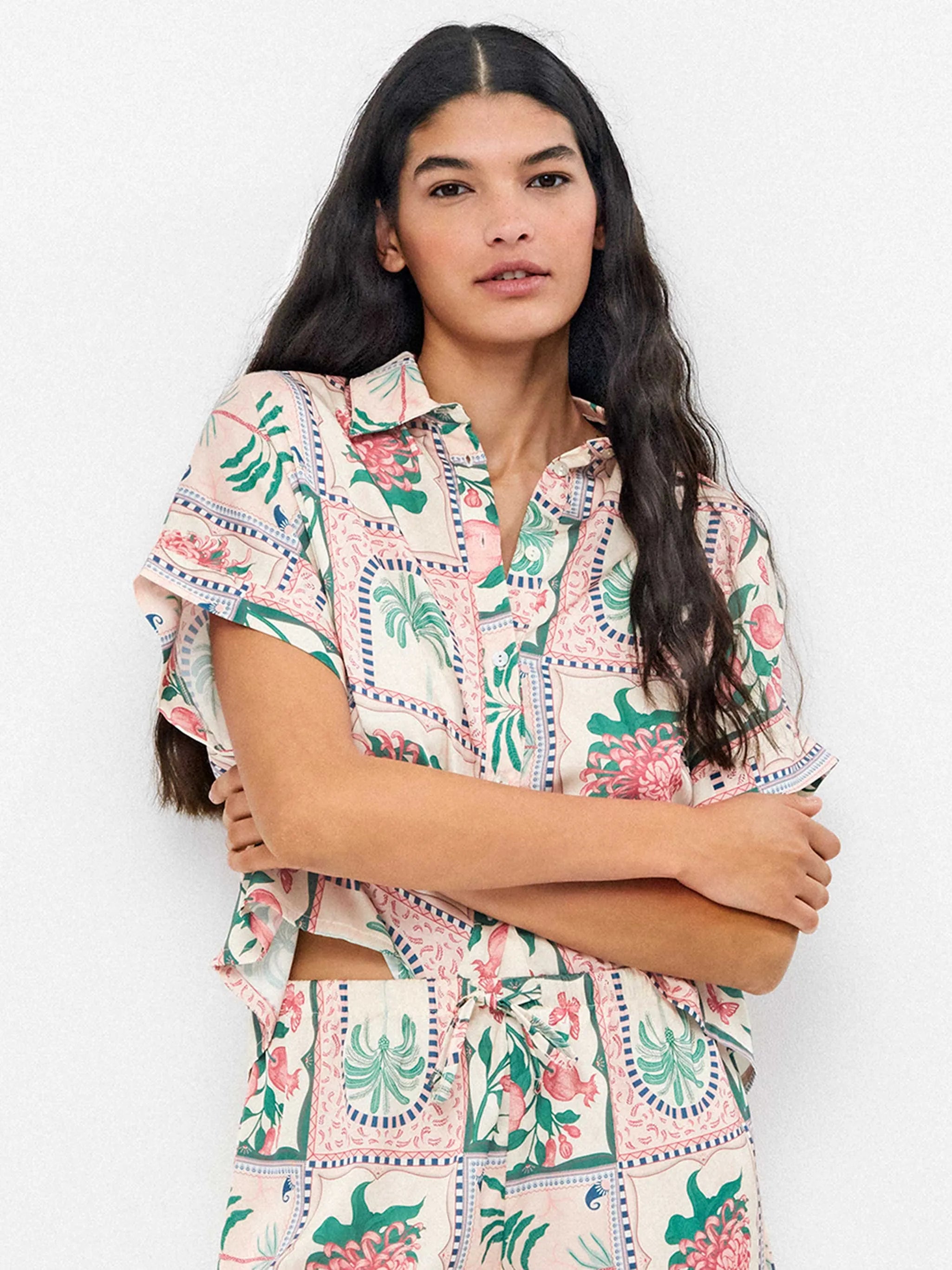 Camisa de manga corta estampada en tejido de satén